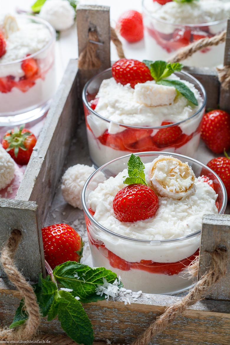 Erdbeer Joghurt Dessert Mit Kokos Konfekt Emmikochteinfach