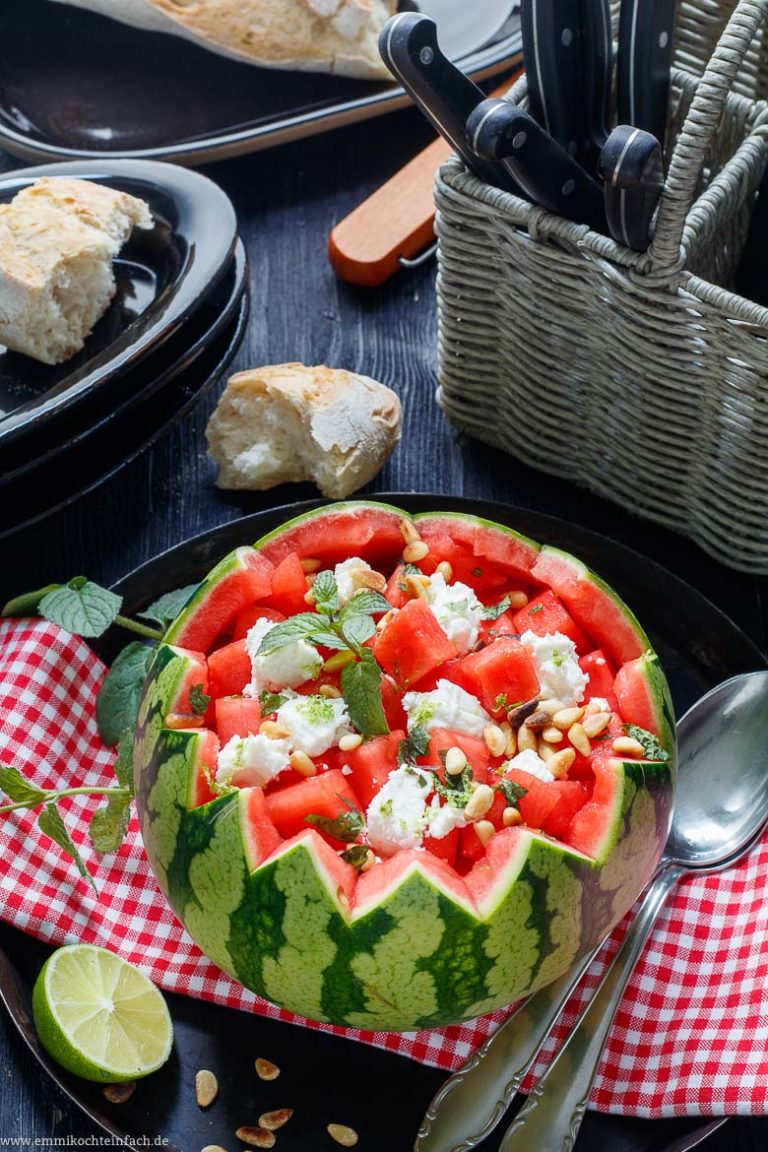 Wassermelonensalat mit Feta - schnell und einfach - emmikochteinfach