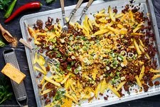 Chili Cheese Fries mit frischen Kartoffeln - www.emmikochteinfach.de