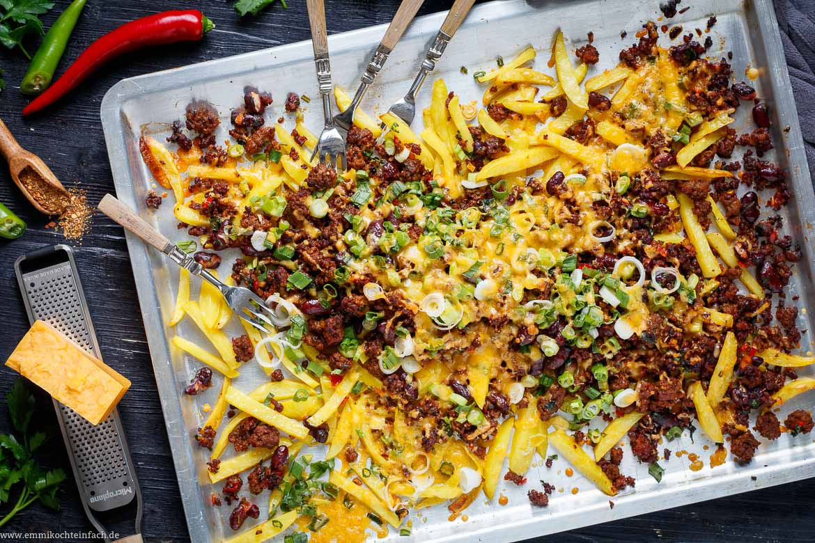 Chili Cheese Fries mit frischen Kartoffeln - emmikochteinfach