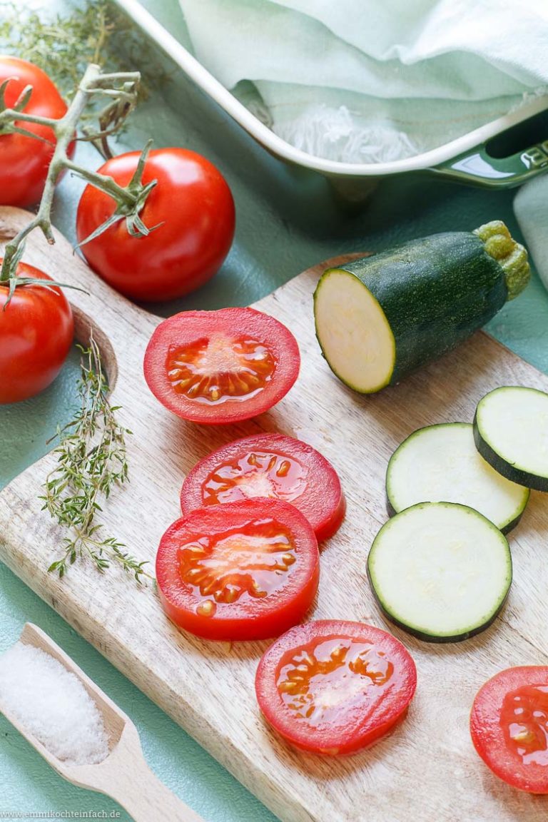 Tomaten Zucchini Auflauf mit Mozzarella - emmikochteinfach