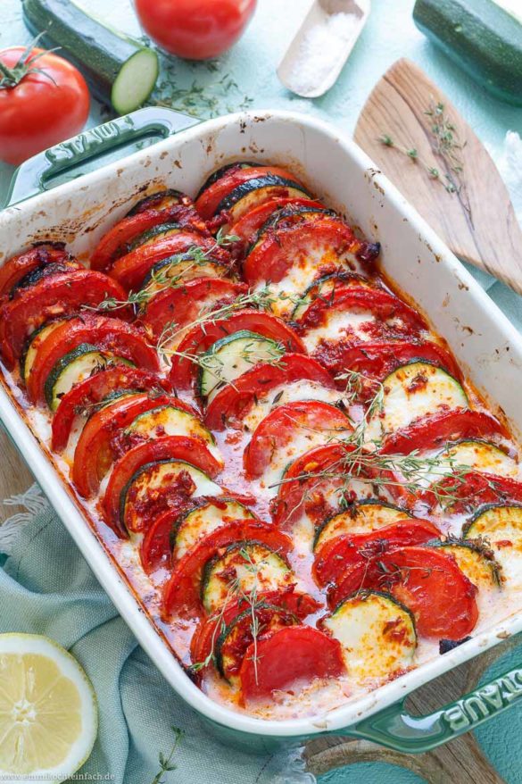 Tomaten Zucchini Auflauf mit Mozzarella - emmikochteinfach