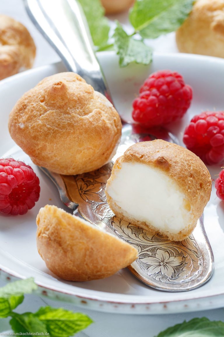 Windbeuteltorte mit Beeren ganz einfach - emmikochteinfach