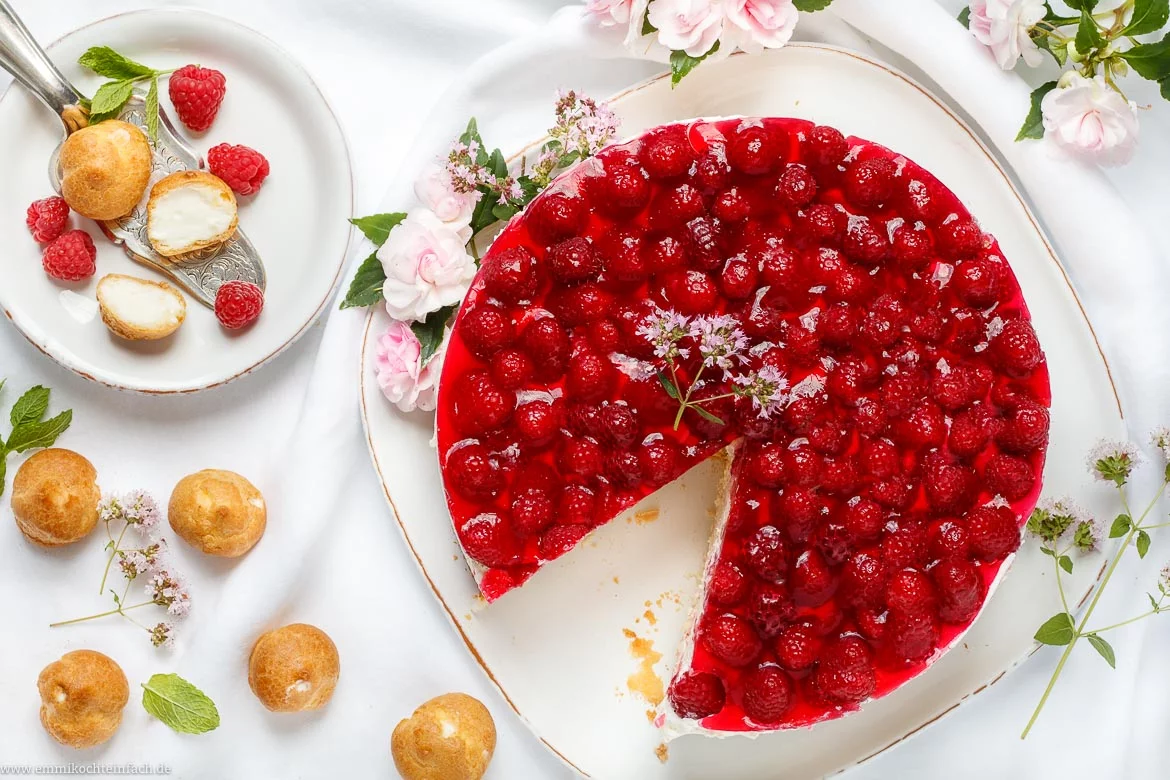 Windbeutel-Torte mit Himbeeren - www.emmikochteinfach.de