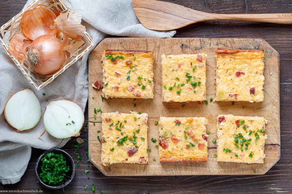 Klassischer Zwiebelkuchen vom Blech - emmikochteinfach