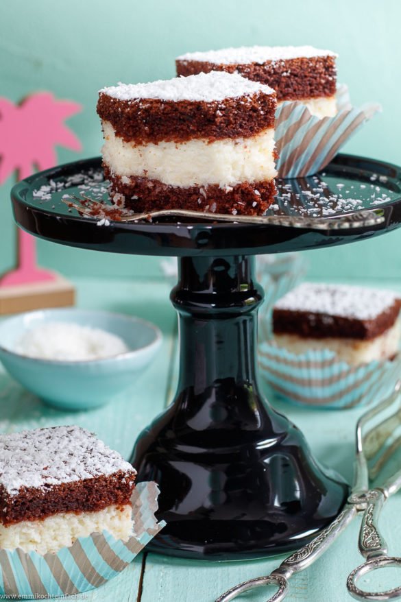 Kokos Grieß Schnitten - saftig lecker - emmikochteinfach Kokos Grieß Schnitten - saftig lecker - emmikochteinfach