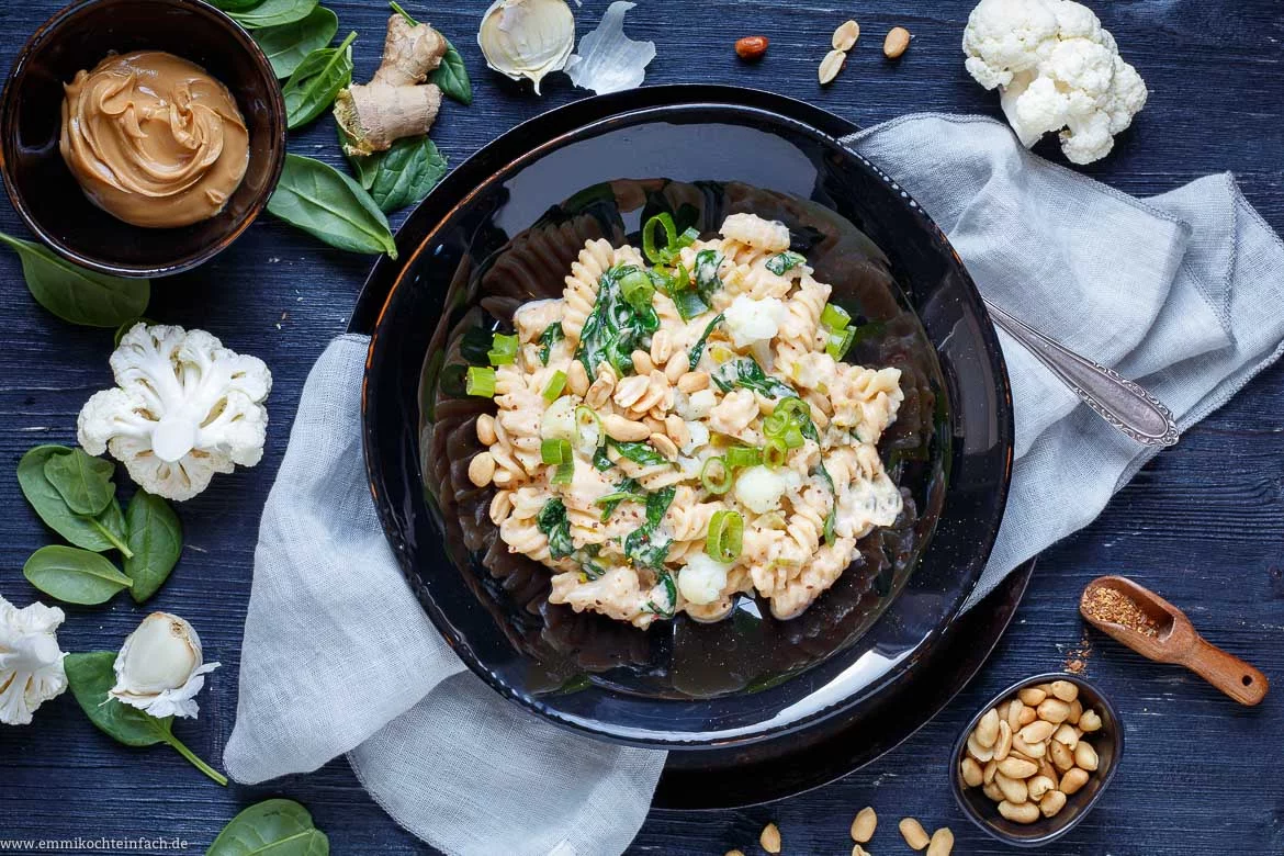 Vegetarische Nudeln mit Blumenkohlgemüse - www.emmikochteinfach.de