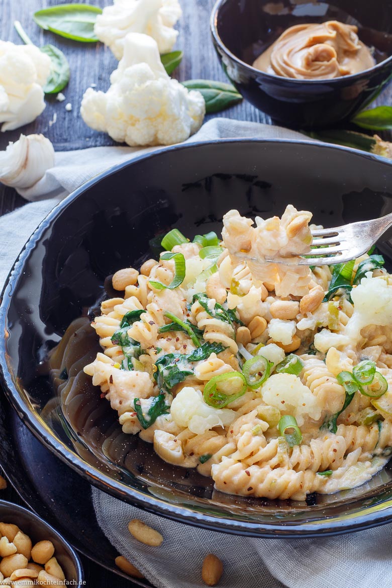 Blumenkohl Pasta in pikanter Erdnussbuttersoße - www.emmikochteinfach.de