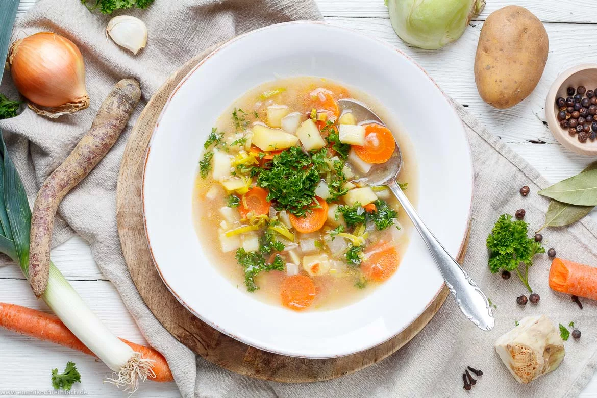 Klassische Gemüsesuppe wie bei Oma - www.emmikochteinfach.de
