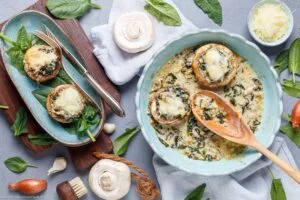 Gefüllte Champignons mit Spinat: ein leckeres Gericht.