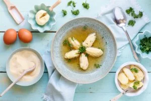 Klassische Grießklößchen Suppe wie von Oma - www.emmikochteinfach.de