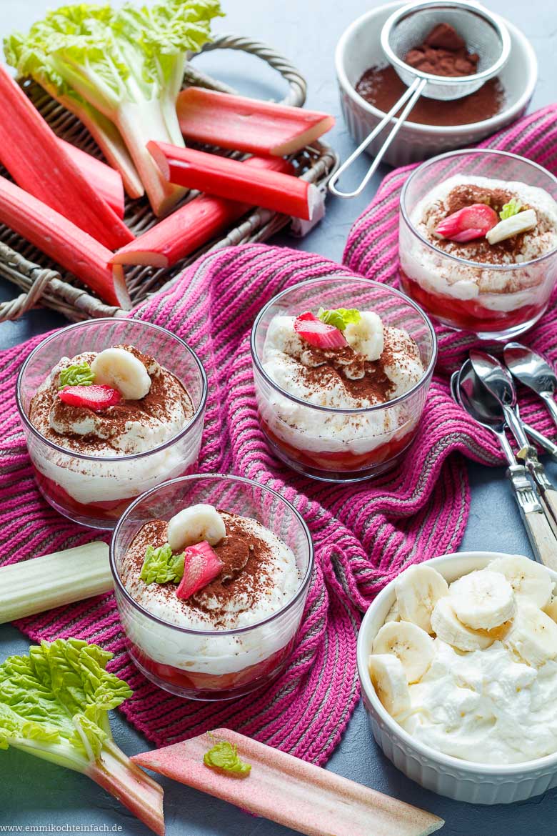 Rhabarber Dessert mit Bananensahne - www.emmikochteinfach.de