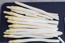 Weißen Spargel für Blitz-Spargelcremesuppe schälen