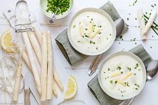 Blitz-Spargelcremesuppe aufteilen, dekorieren und servieren