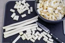 Spargel für Blitz-Spargelcremesuppe klein schneiden