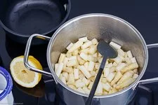 Spargel für Blitz-Spargelcremesuppe dünsten