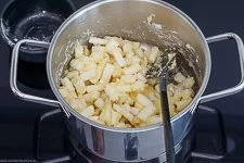In Spargel Mehl für Blitz-Spargelcremesuppe einrühren
