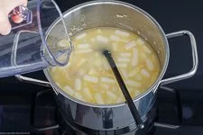 Spargel für Blitz-Spargelcremesuppe aufkochen