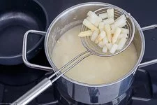 Entnahme einiger Spargelstücken als Einlage für Blitz-Spargelcremesuppe