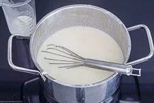 Einrühren von Sahne in Blitz-Spargelcremesuppe