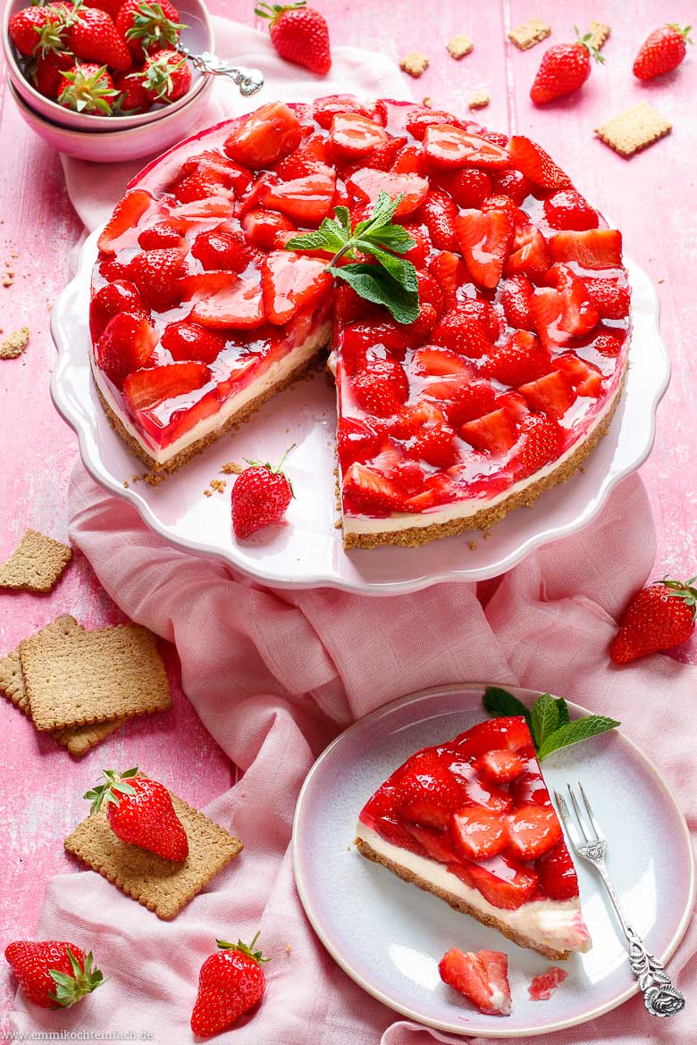 Erfrischt wie eine Erdbeertorte - der Erdbeer Sommerkuchen - www.emmikochteinfach.de
