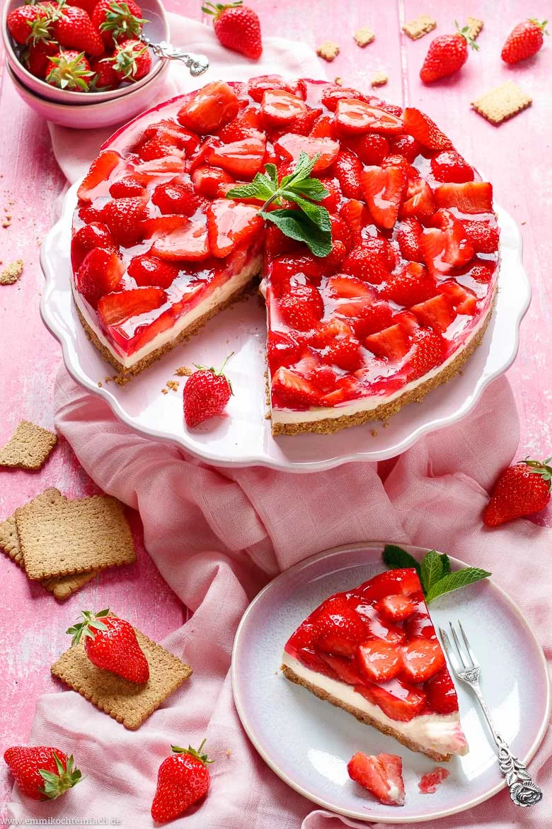 Erfrischt wie eine Erdbeertorte - der Erdbeer Sommerkuchen - www.emmikochteinfach.de