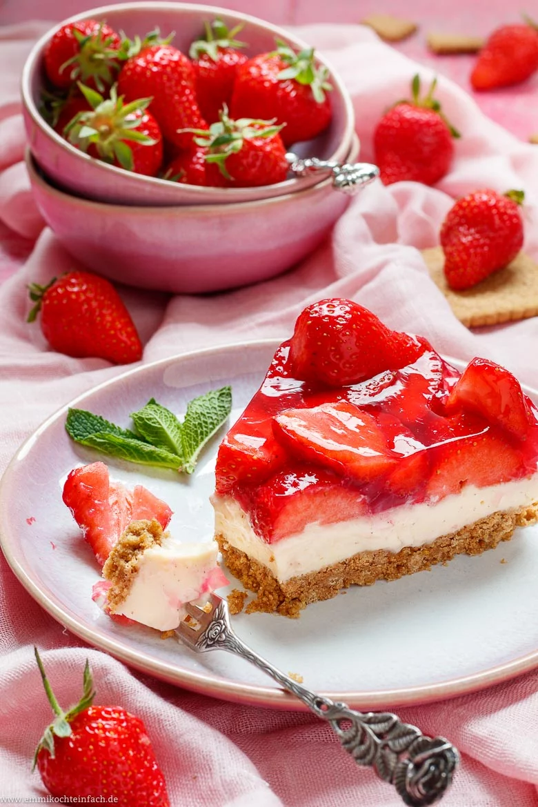 Erdbeerkuchen ohne Backen, der Sommerkuchen - www.emmikochteinfach.de