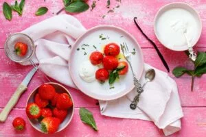 Gedünstete Erdbeeren mit Vanille Sahne - www.emmikochteinfach.de