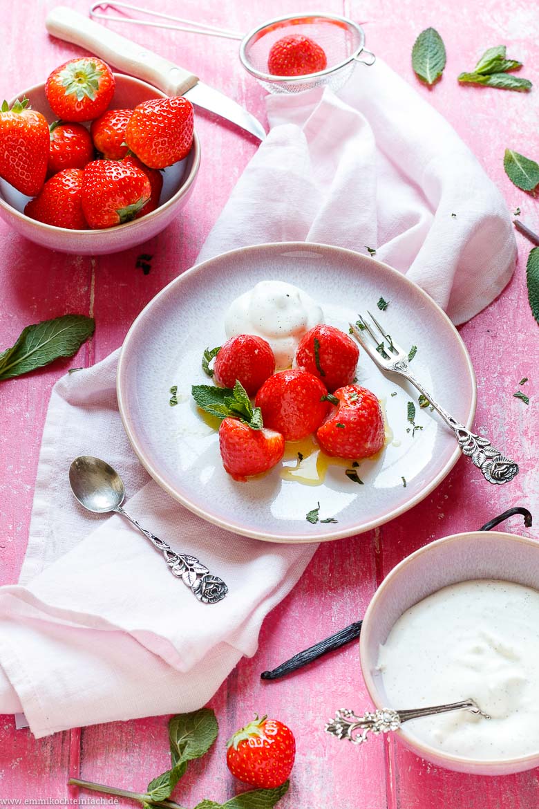 Gedünstete Erdbeeren mit Vanille Sahne - www.emmikochteinfach.de