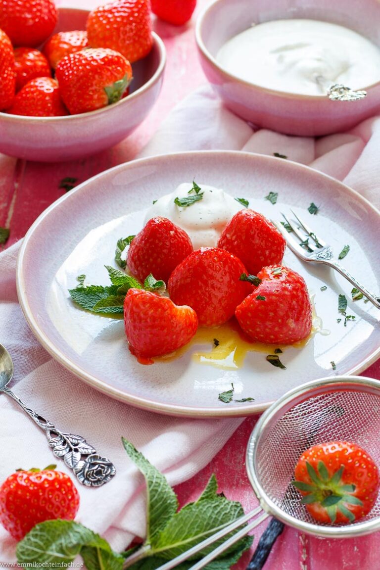 Gedünstete Erdbeeren mit Vanille Sahne - emmikochteinfach