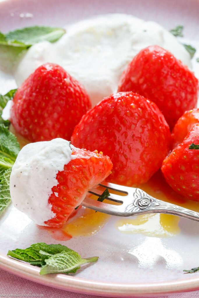 Gedünstete Erdbeeren mit Vanille Sahne - emmikochteinfach