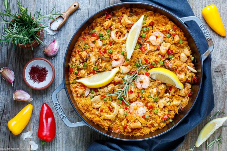 Einfache Paella mit Hähnchen &amp; Meeresfrüchten - emmikochteinfach