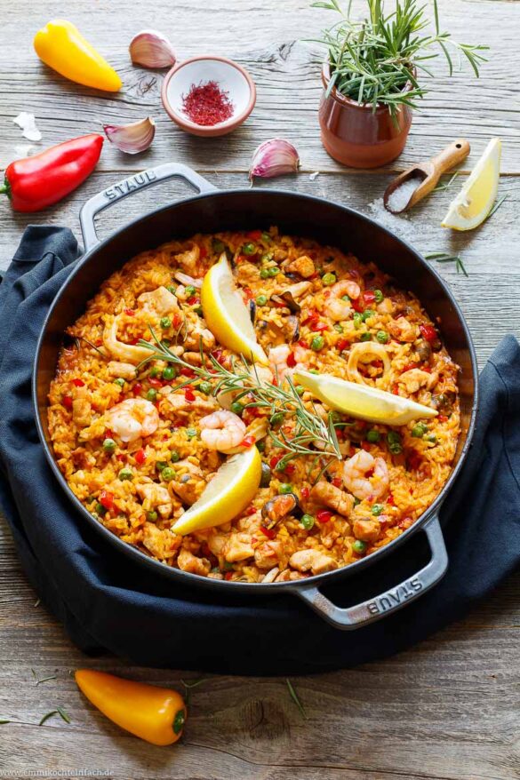 Einfache Paella mit Hähnchen & Meeresfrüchten - emmikochteinfach Einfache Paella mit Hähnchen & Meeresfrüchten - emmikochteinfach
