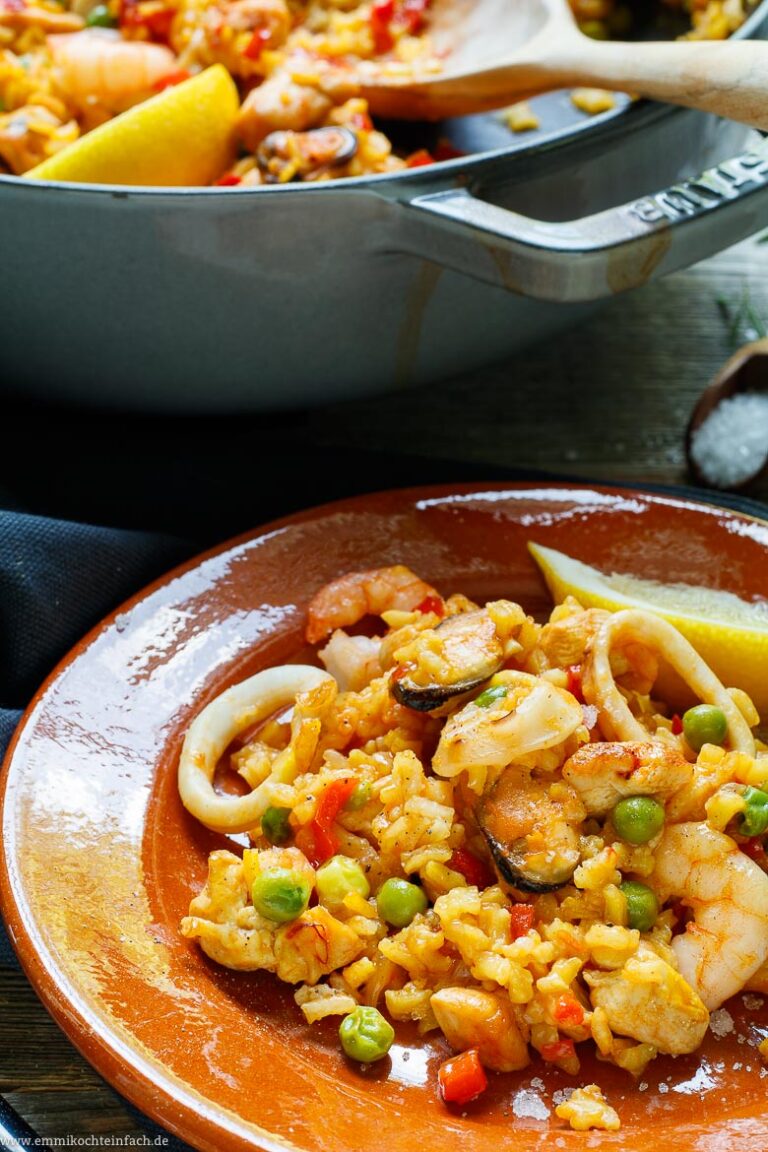 Einfache Paella mit Hähnchen &amp; Meeresfrüchten - emmikochteinfach