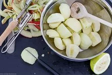 Äpfel für den Kuchen vorbereiten