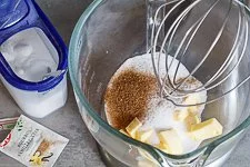 Butter und Zucker cremig rühren