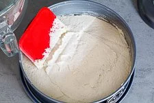 Rührteig in die Form verteilen