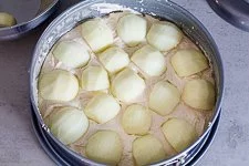 Äpfel auf den Kuchenteig