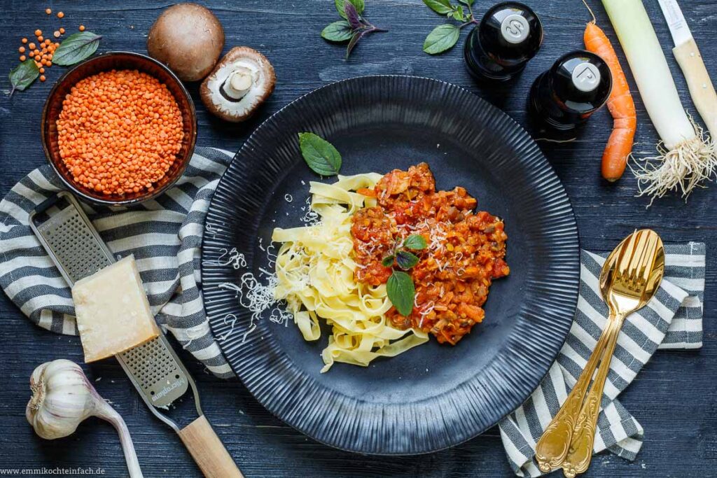 Rote Linsen Bolognese mit Pasta - emmikochteinfach