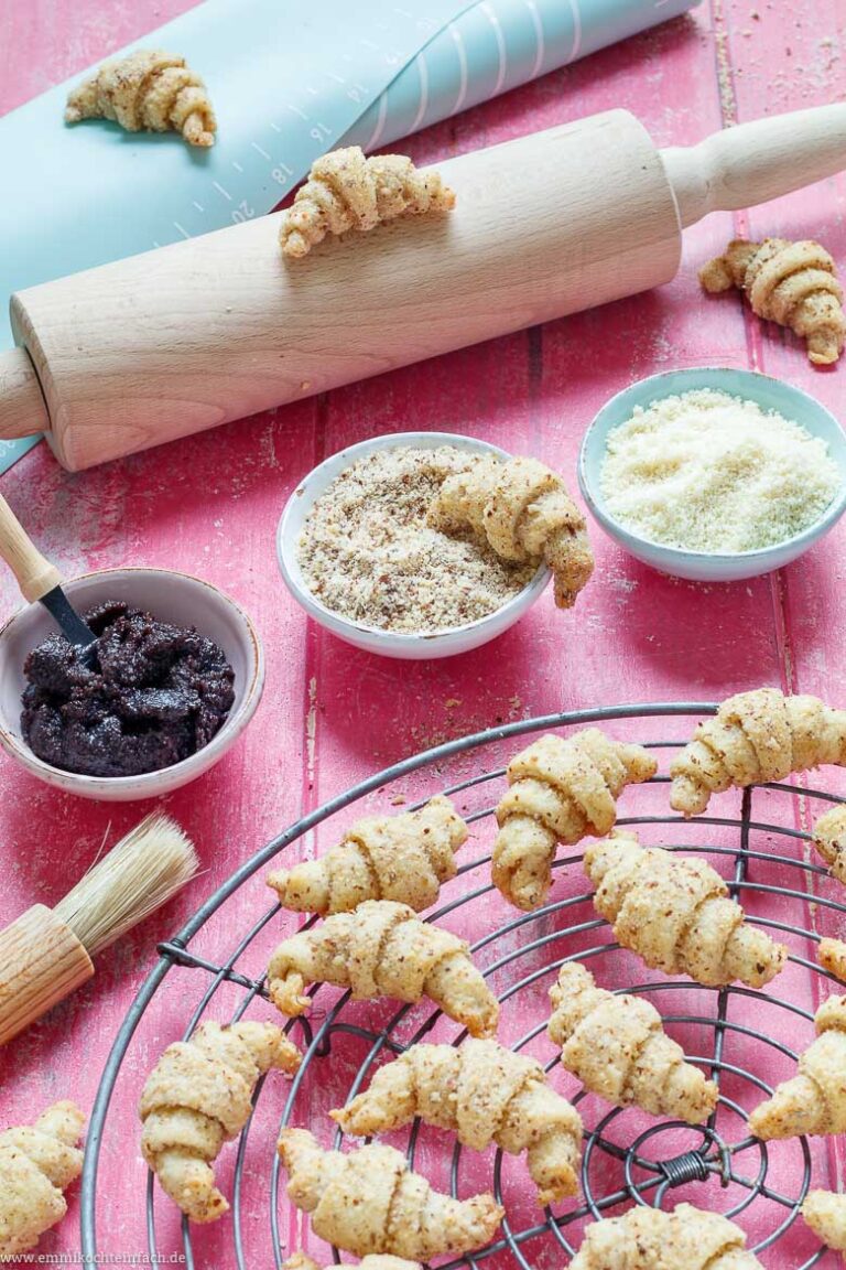 Haselnuss Hörnchen mit Frischkäse - klein aber fein - emmikochteinfach Haselnuss Hörnchen mit Frischkäse - klein aber fein - emmikochteinfach