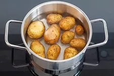 Kartoffeln zubereiten für das Kartoffelsalat Rezept