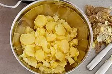 Kartoffeln für den Kartoffelsalat schneiden