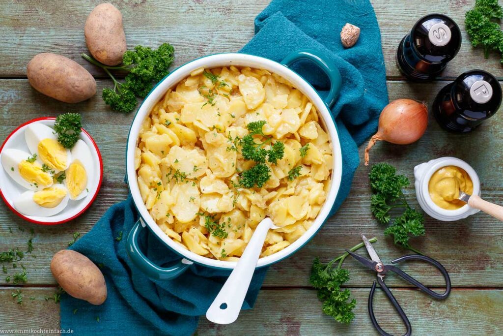 Omas Kartoffelsalat mit Brühe - emmikochteinfach