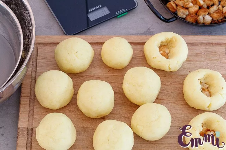 Knödel aus Kloßteig selbst gemacht - www.emmikochteinfach.de