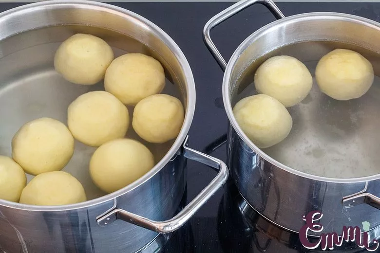 Kartoffelklöße sieden im Topf - www.emmikochteinfach.de