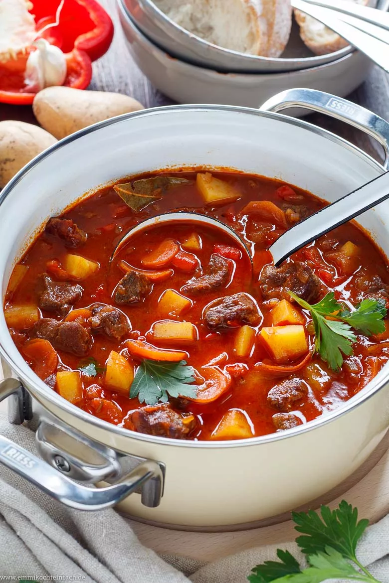 Omas Gulaschsuppe ungarischer Art - www.emmikochteinfach.de