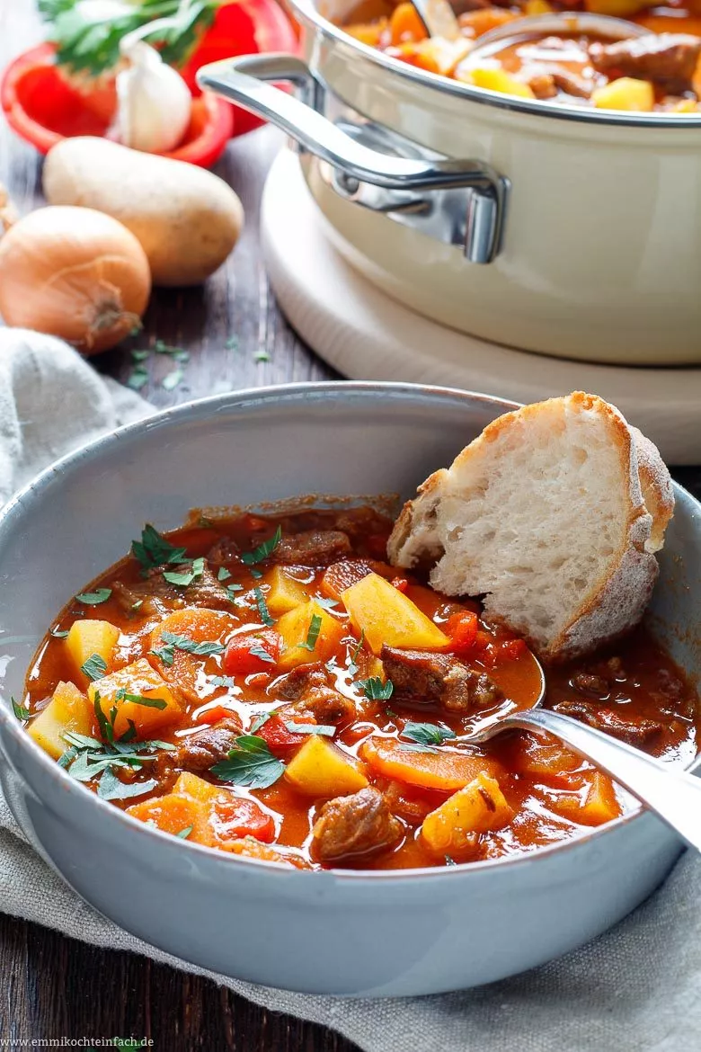 Omas Gulaschsuppe ungarischer Art - www.emmikochteinfach.de