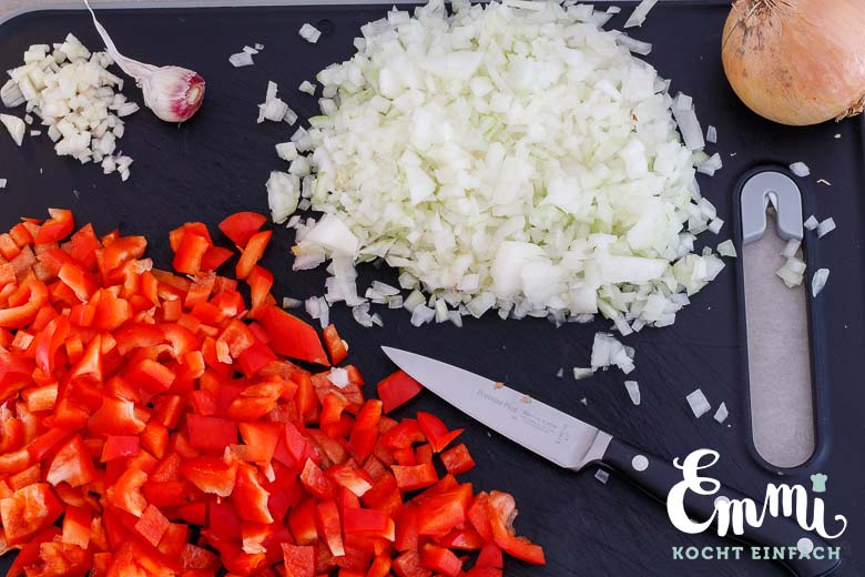 Zwiebeln und rote Paprika für das Gulasch-Süppchen - www.emmikochteinfach.de