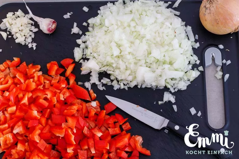 Zwiebeln und rote Paprika für das Gulasch-Süppchen - www.emmikochteinfach.de