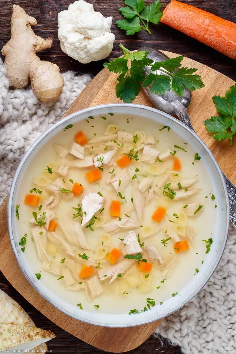 Emmis klassische Hühnersuppe ganz einfach - www.emmikochteinfach.de